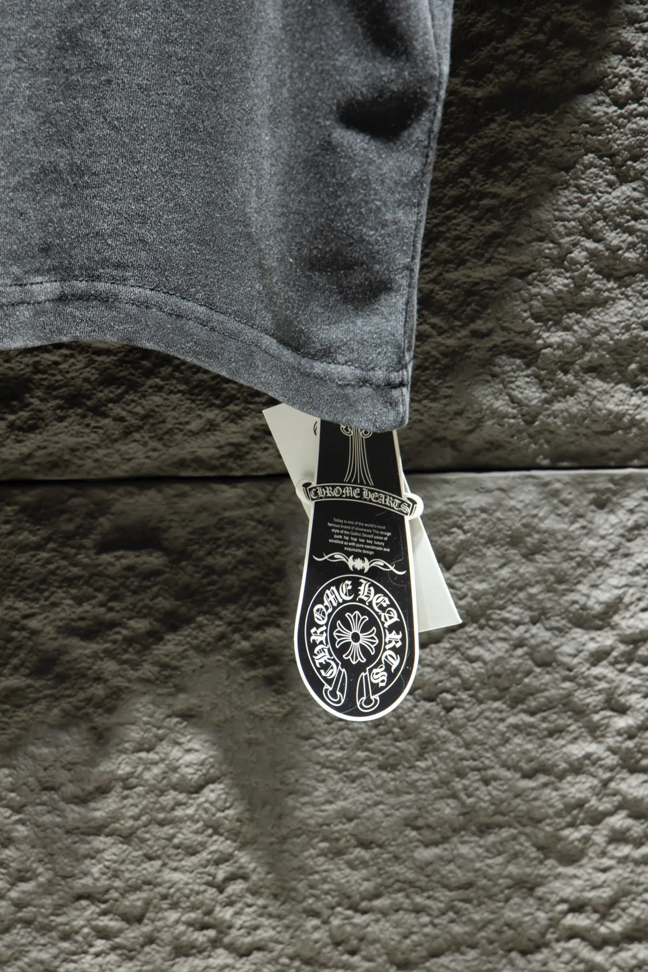 P180 Chrome hearts This year's popular Chrome heart style is too 🉑️. The imported leather label on the front chest is made of ZP material. 1:1 restores the touch and has a large resistance. It is very smooth to the touch, which is different from the market. The letters are machine embroidered with leather material after adjusting according to the original details. The thickness is moderate. The hardware is imported hardware accessories. The front # embroidery adopts imported Tajima high-density heavy industry embroidery technology. The font is three-dimensional and full. Gradient dyeing of ready-made garments, the process of frying snowflakes in the washing water of ready-made garments, heavy distressing and whitening. Hat, collar, pockets, cuffs, front and rear threads, details of holes are clearly visible. It is made of 32-count double yarn and 260-gram weight fabric. It is super comfortable. It is very comfortable and soft to wear in spring and summer, and you will not feel stuffy. It is very comfortable to wear and absorbs sweat, so it is more suitable to wear. It can be used as a base in spring and can be worn casually on the street. The color is eye-catching 👍 The simple version is full of fashion and very comfortable to wear. It is well-designed and refuses to be monotonous and vulgar. It does not make ordinary styles. The modern elements and design sense are overwhelming, giving the piece of clothing a unique fashion color~ Color: White, washed black, Size chart: S M L XL
